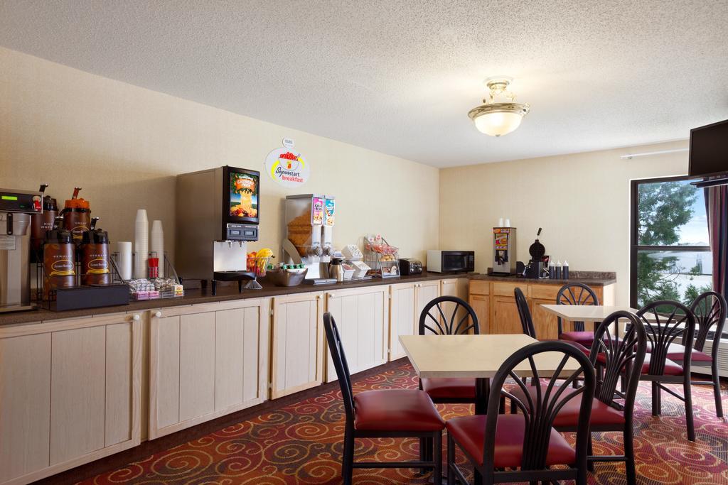 Super 8 By Wyndham Evansville North Stacer Екстериор снимка